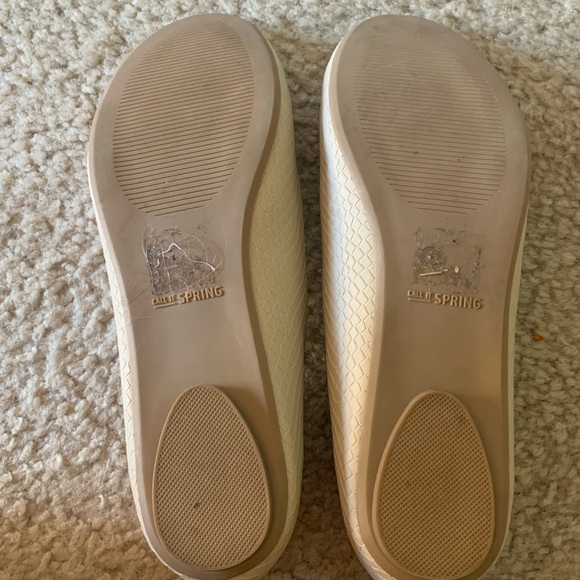 EUC Cream patterned flats size 8 - Picture 2 of 3